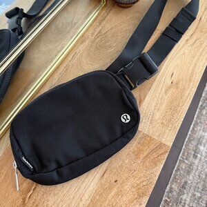 Everywhere Belt Bag 1L- New w/out Tags